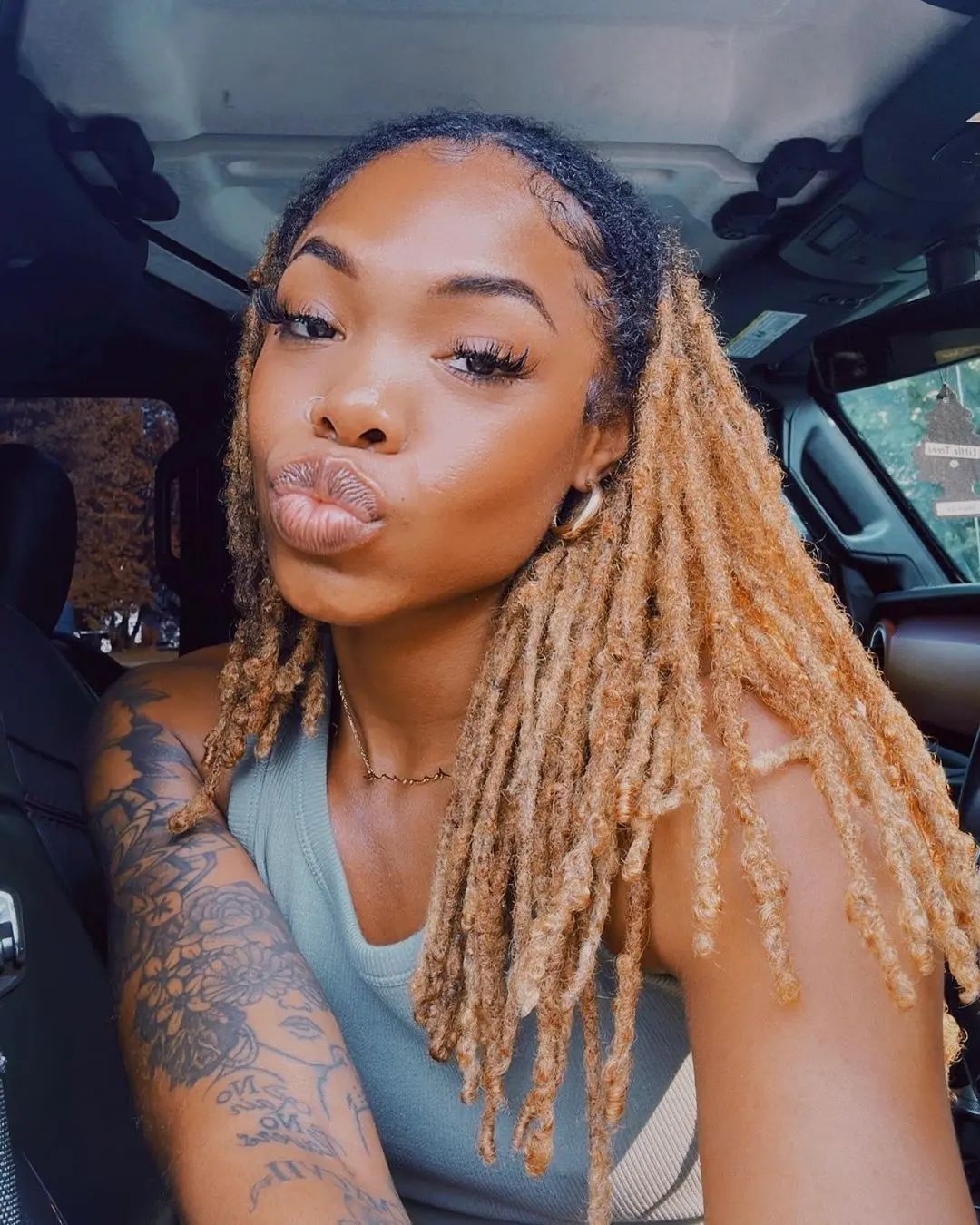 31 Female Dreadlocks Styles [+ Sisterlocks]